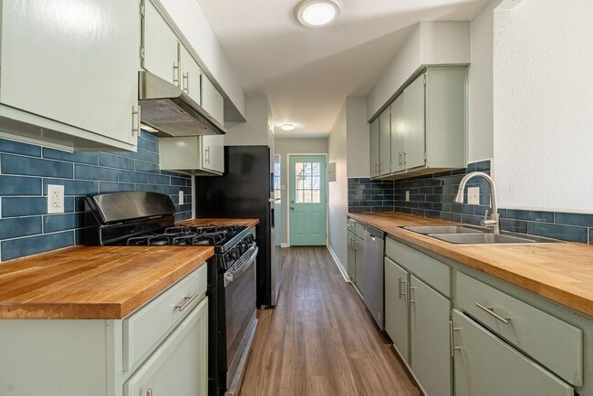 Building Photo - Charming 3-Bed Willowbend Home: Fireplace, Stainless Appliances, Garage, and Spacious Backyard!