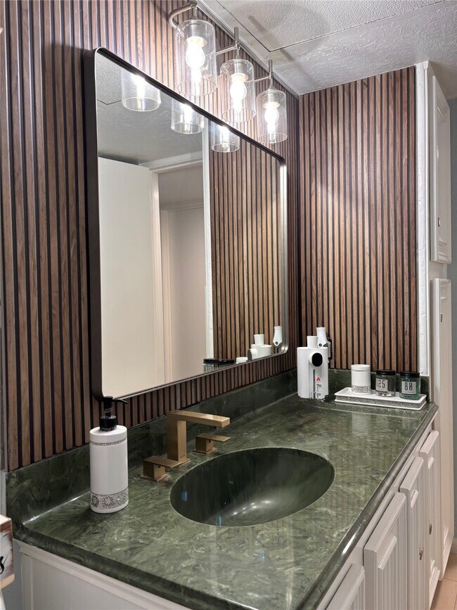 Building Photo - 351 N Post Oak Ln