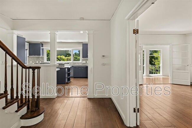 Building Photo - 25 Selborne Dr