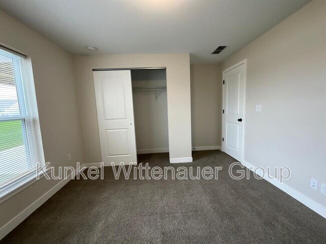 Building Photo - 812 Applewood Creek Dr