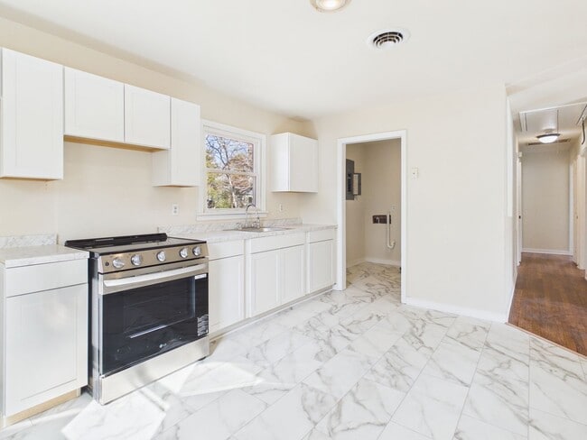 Building Photo - 954 Kingsway Rd