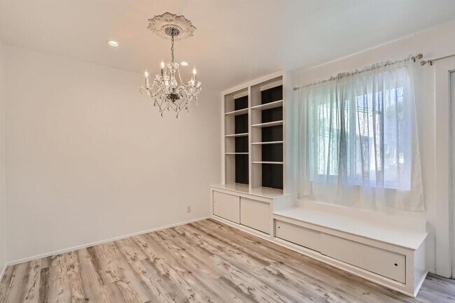 Building Photo - 3253 Caminito Eastbluff