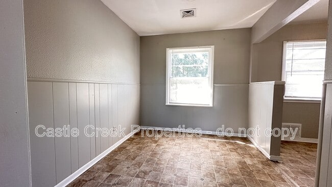 Building Photo - 1104 Hickory Ln