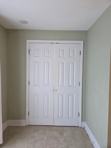 Washer and dryer closet - 4422 Walmsley Ave