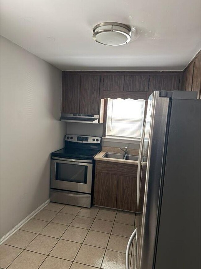 Building Photo - North Pontiac home Available Now!