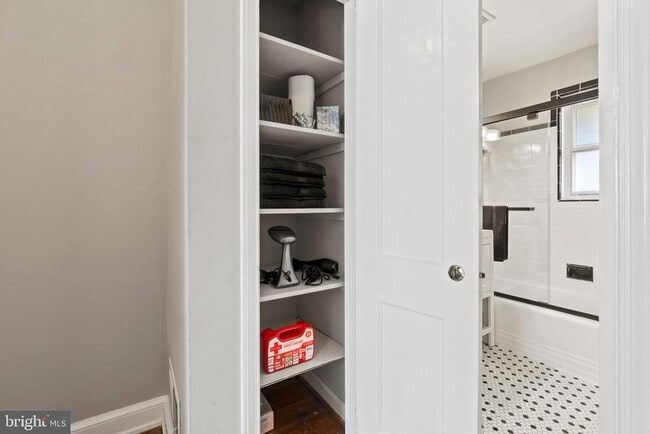 Building Photo - 110 E Rosemont Ave