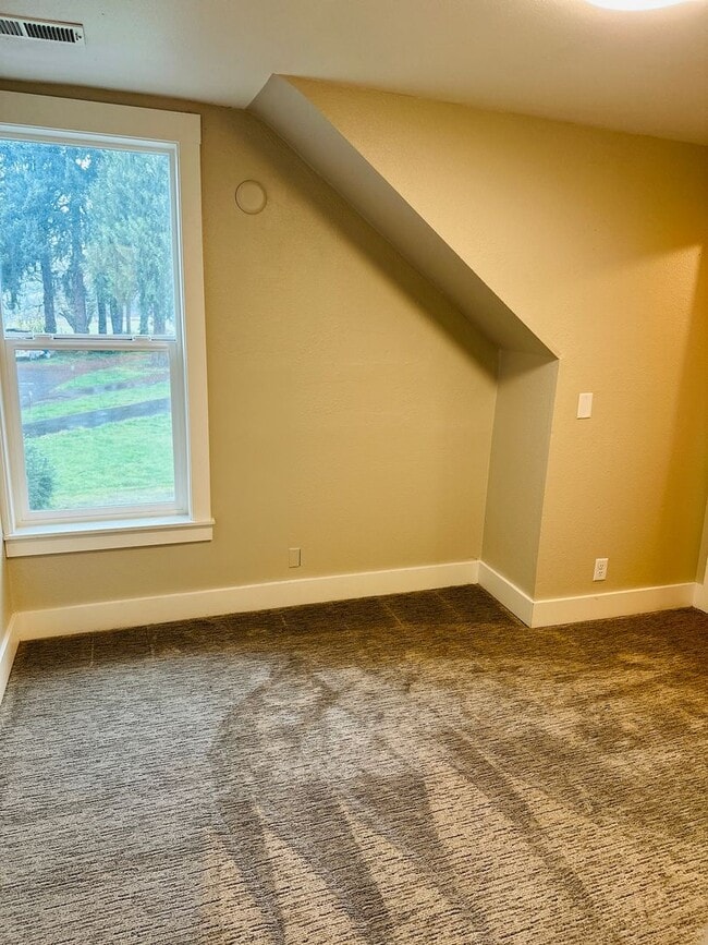 Building Photo - Charming Vintage Farm House