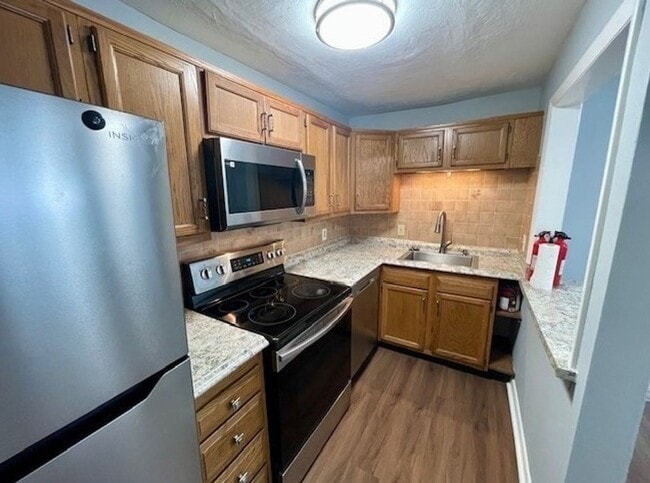 Building Photo - Fresh 1 Bedroom Corner Condo with 2 Off Street Parking Spaces