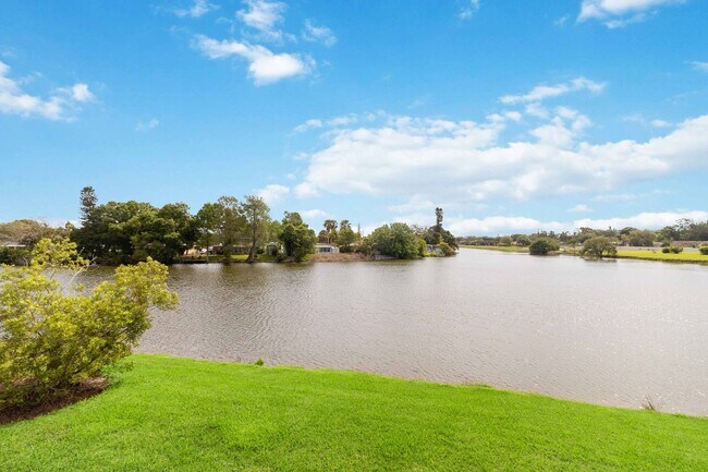 Building Photo - Beautiful furnished 2/2 condo with stunning water view available May 2026 for a short-term stay