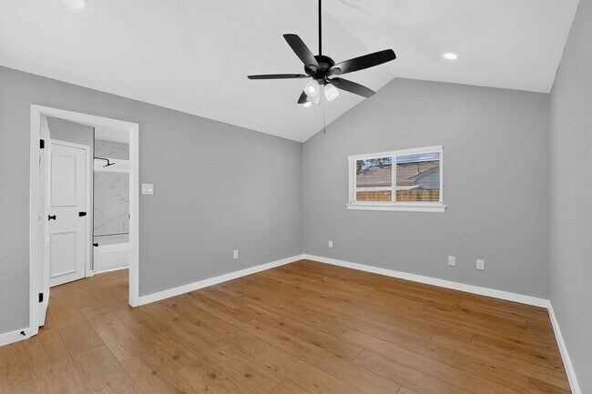 Building Photo - 215 Aspenway Dr