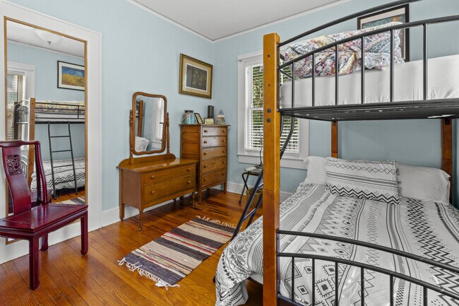 Building Photo - 204 NE 3rd Ave