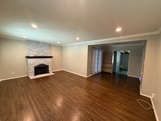 Building Photo - Lovely 3 Bedroom House w/ Finished Garage