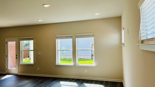 Building Photo - 690 Gabby Pt SW