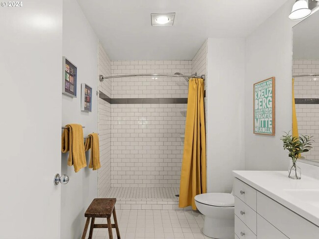 Building Photo - 618 NW 12th Ave