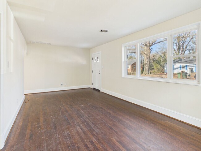 Building Photo - 1815 Powell Rd