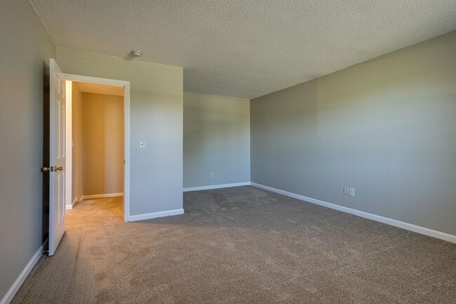 Building Photo - 1301 Neelys Bend Rd