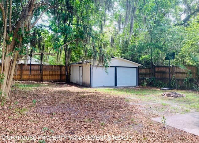 Building Photo - Cozy 3 Bed/1.5 Bath Home with Detached Gar...