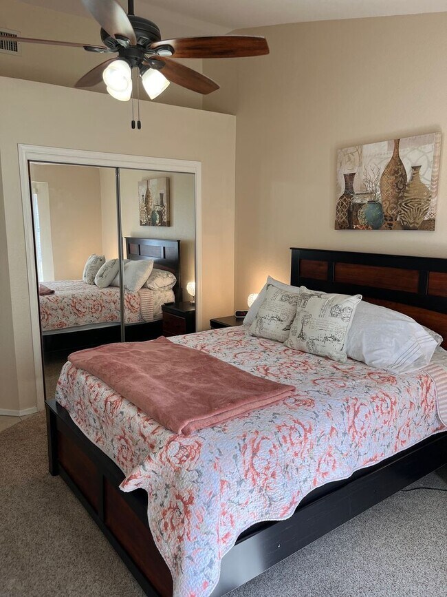 Building Photo - Sun City - Short Term Rental - Fully Furnished