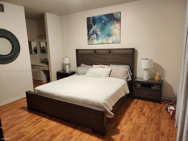 Building Photo - 2 br, 2.5 bath Townhome - 1050 Sorrento Dr...