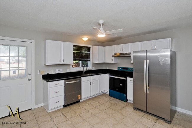 Building Photo - Newly Renovated Duplex Apt | All New Appliances + Off Street Parking