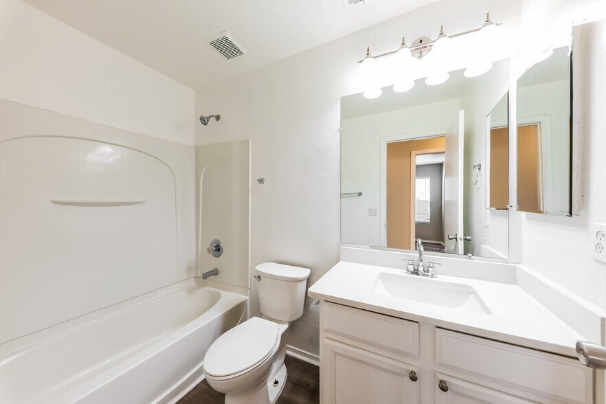 Building Photo - 14837 W Columbine Dr