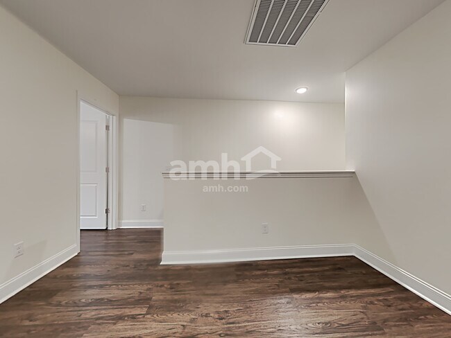 Building Photo - 605 W Lionel Rd