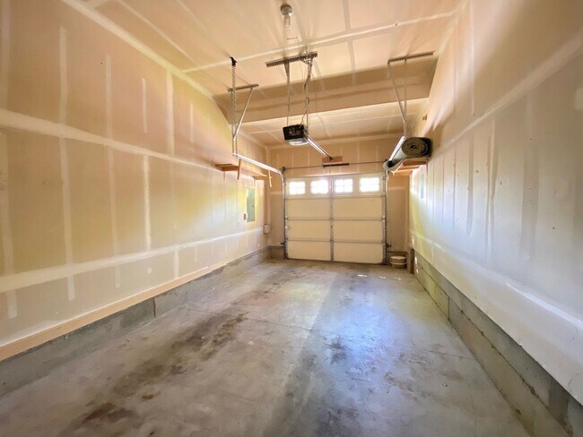 Building Photo - Neat and Tidy 3 BR, 2.5 BA Home Located Near Progress Ridge Townsquare - Coming soon!