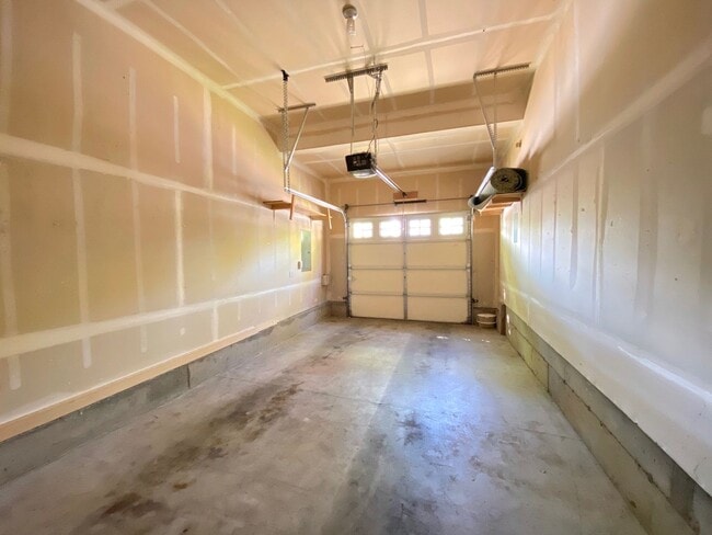 Building Photo - Stylish 3BR near Progress Ridge – Includes $500 Monthly Credit