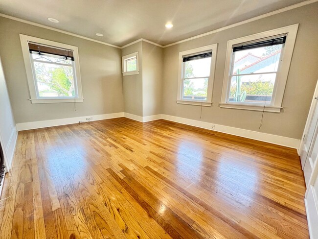 Building Photo - Pristine 3 Bedroom Craftsman House in Belm...