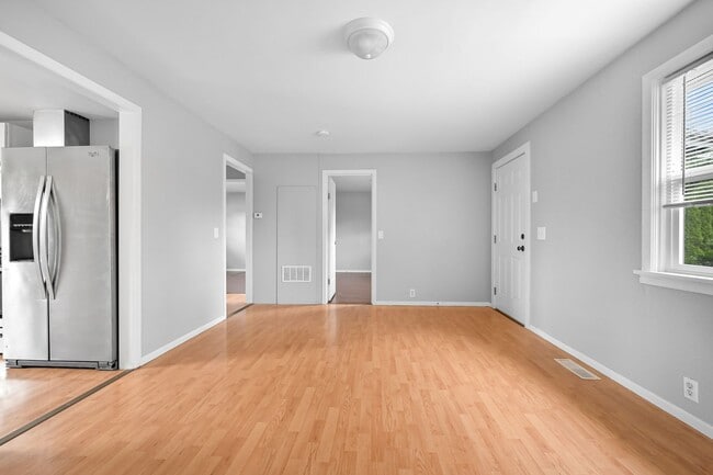 Building Photo - 2 Bedroom, 1 Bathroom Available!