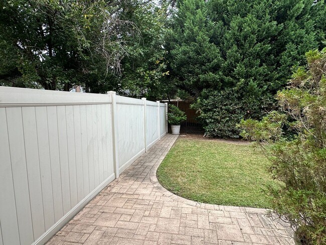 Building Photo - End Unit Townhouse for Rent