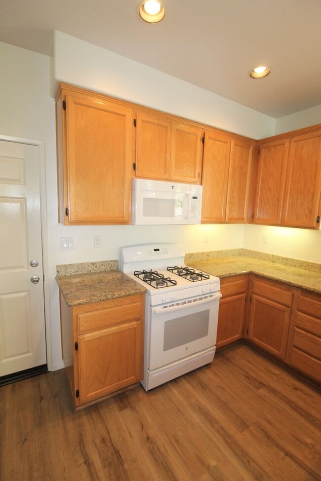 Building Photo - Large Ventura Home with Community Pool