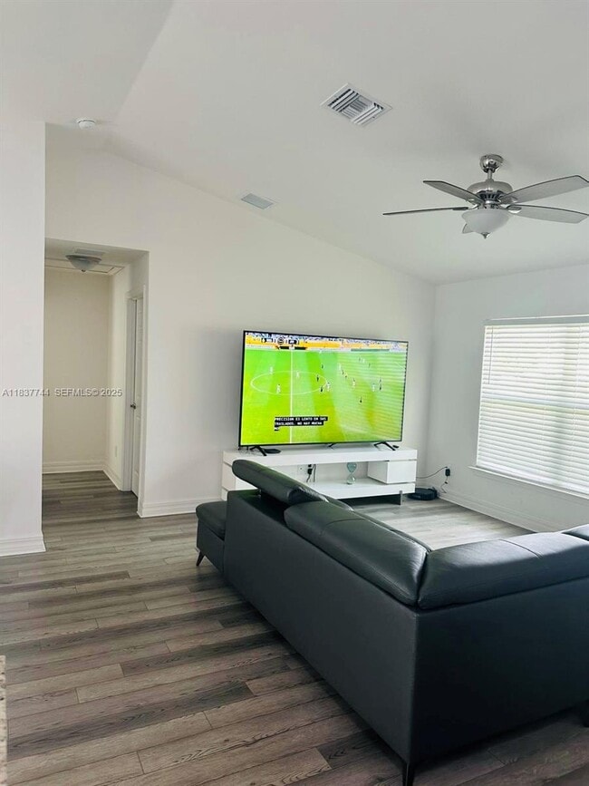 Building Photo - 2524 NE 5th Ave