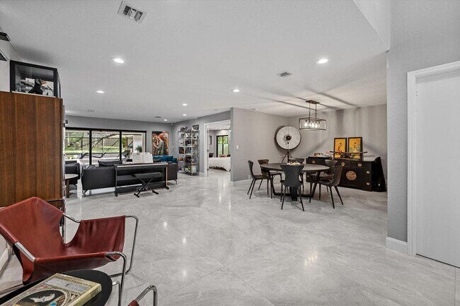 Building Photo - 13855 Shawmut Ct