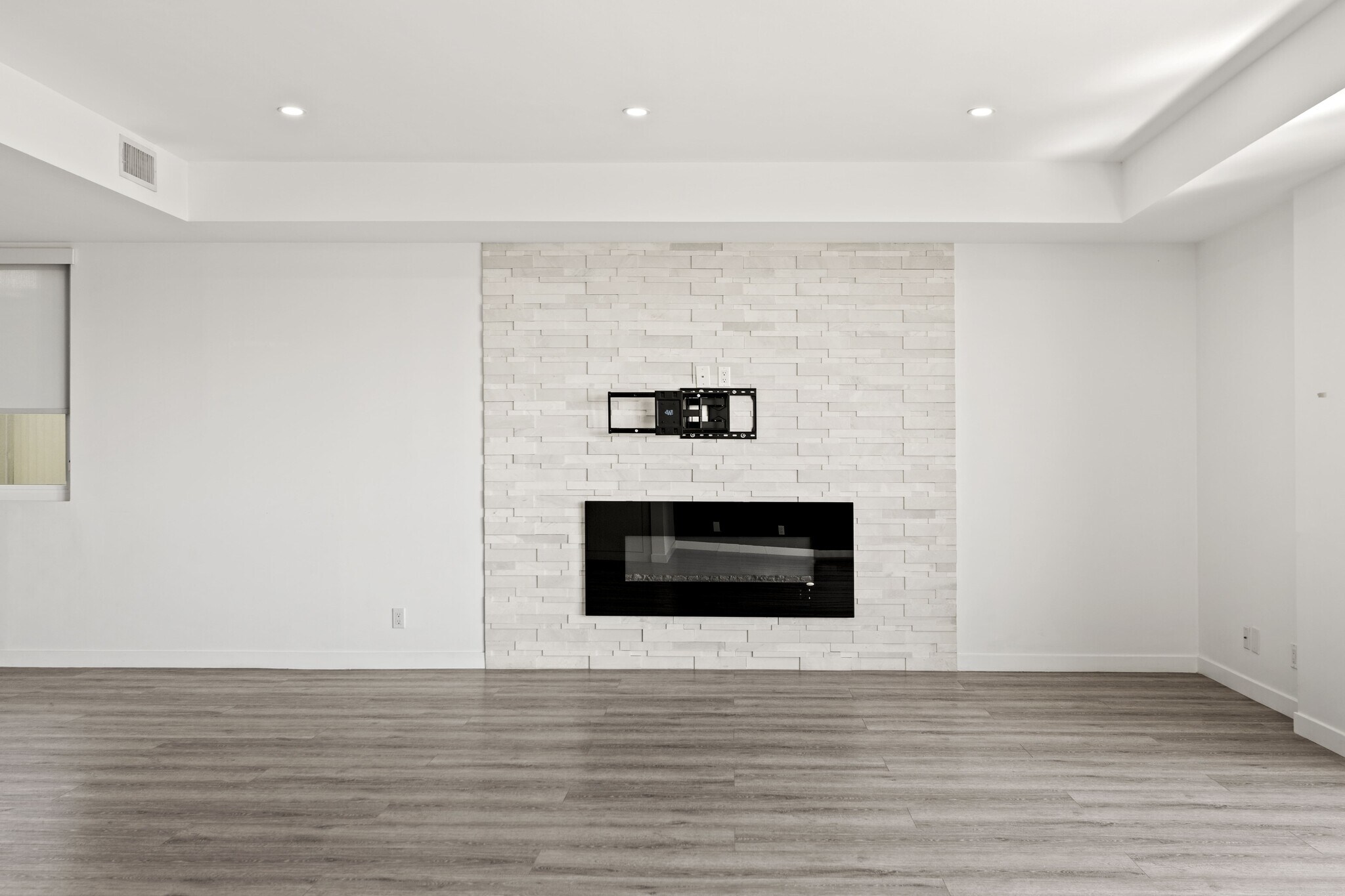 Building Photo - 1601 N Fuller Ave