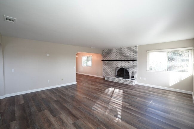 Building Photo - Beautiful Yucaipa Home with Private Garage