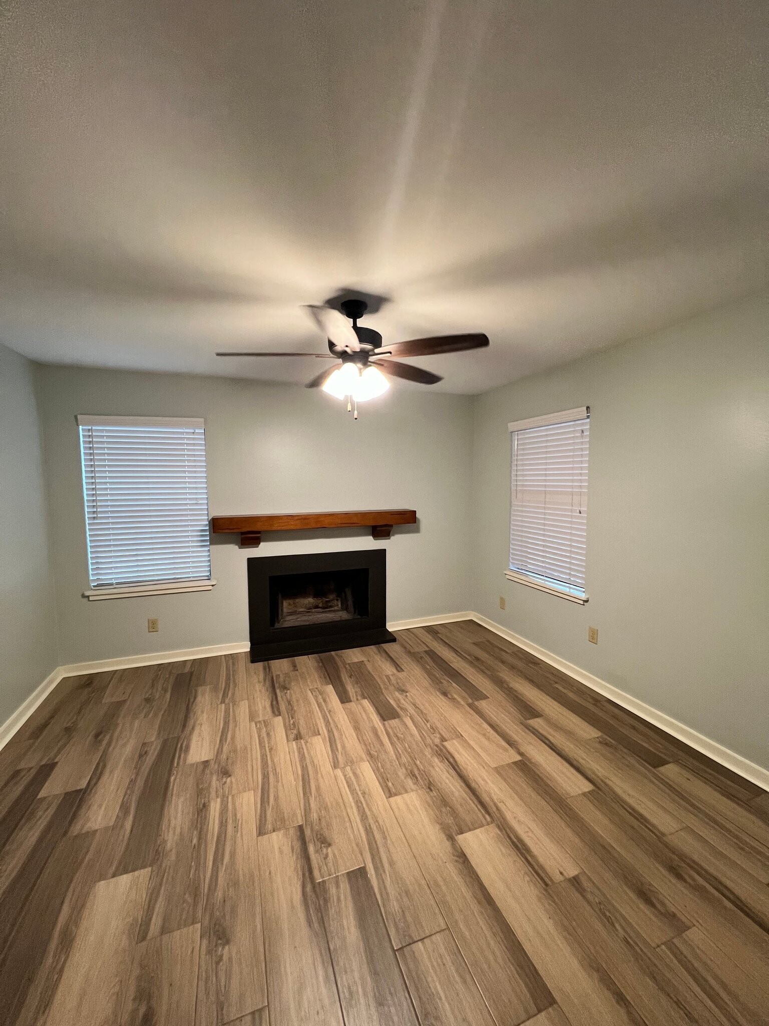 Building Photo - 509 E 7th St