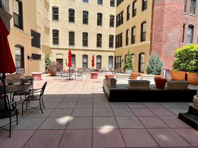 Building Photo - 10 Charlesgate E