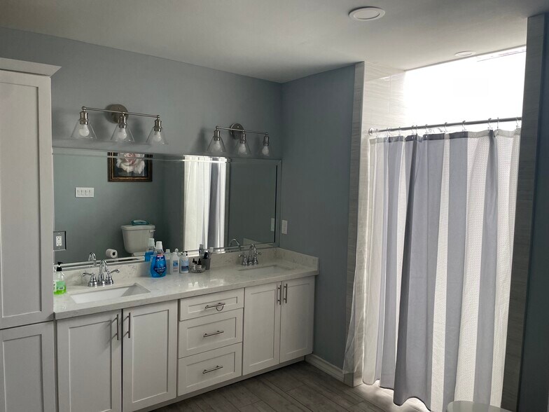 Building Photo - 5100 El Jardin Cir