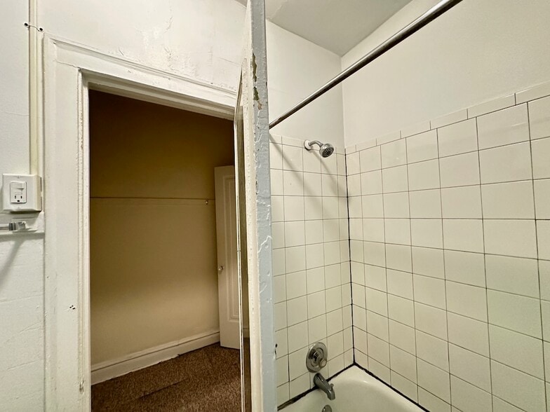 Building Photo - 4834 N Damen Ave