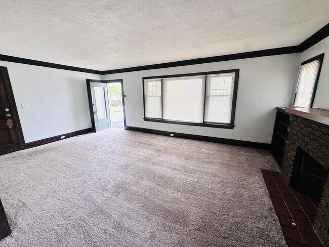 Building Photo - 10916 Parkhurst Dr