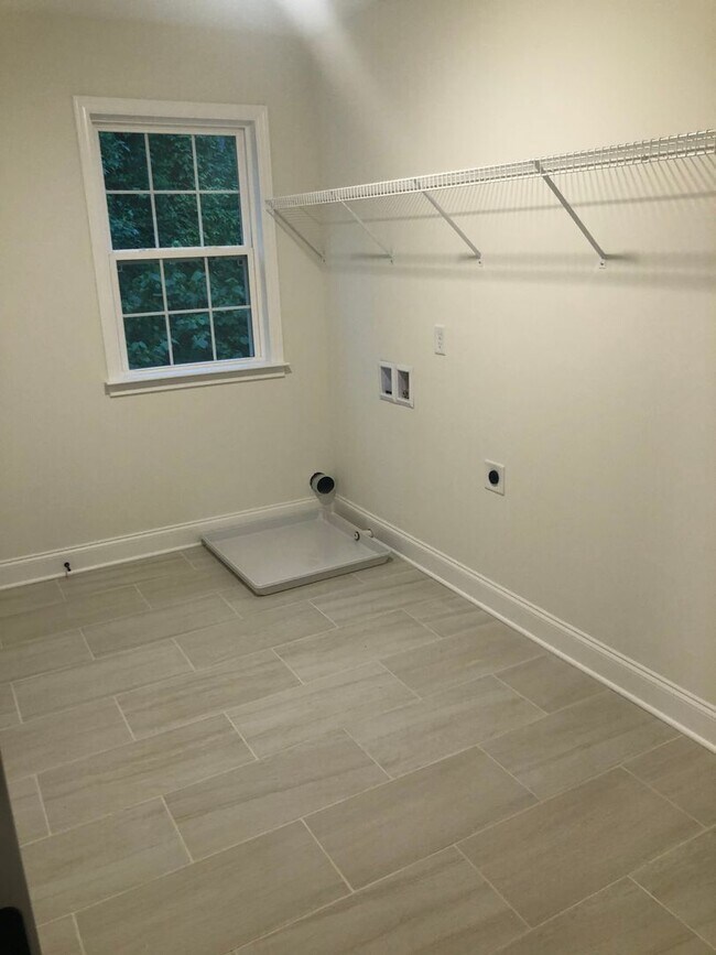 Building Photo - 3 Bedrooms + 2.5 Bath Renatal in East Brainerd