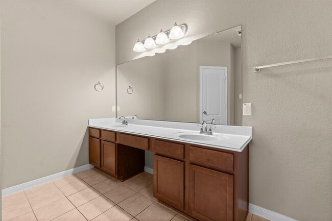 Building Photo - 2827 Lockeridge Oaks Dr