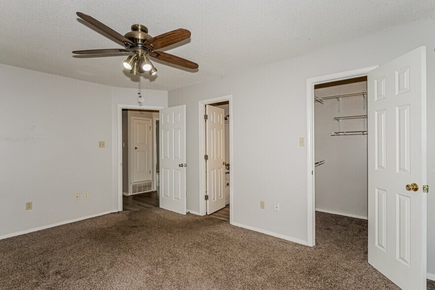Building Photo - 6935 Amanda Dr N