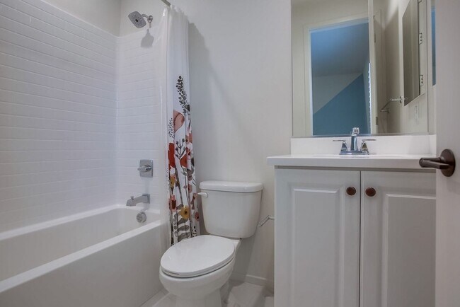 Building Photo - 5 Bedroom Home in Rancho Tesoro!