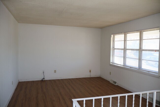 Building Photo - 2306 Tremaine Dr