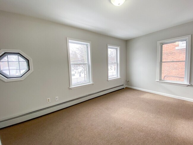 Building Photo - Gorgeous single-family home near Hartford Hospital