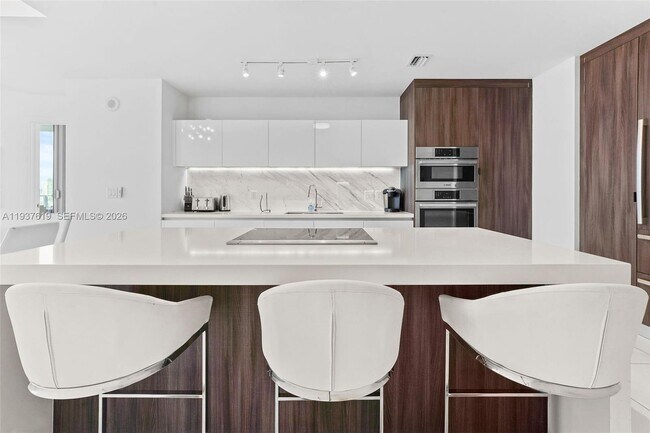 Building Photo - 851 NE 1st Ave