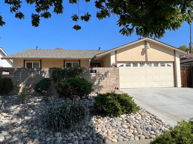 Building Photo - Newly Updated 4/2 Home! Remodeled Bathroom...