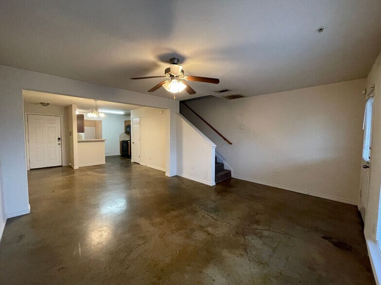 Building Photo - 4006 Cambridge Dr